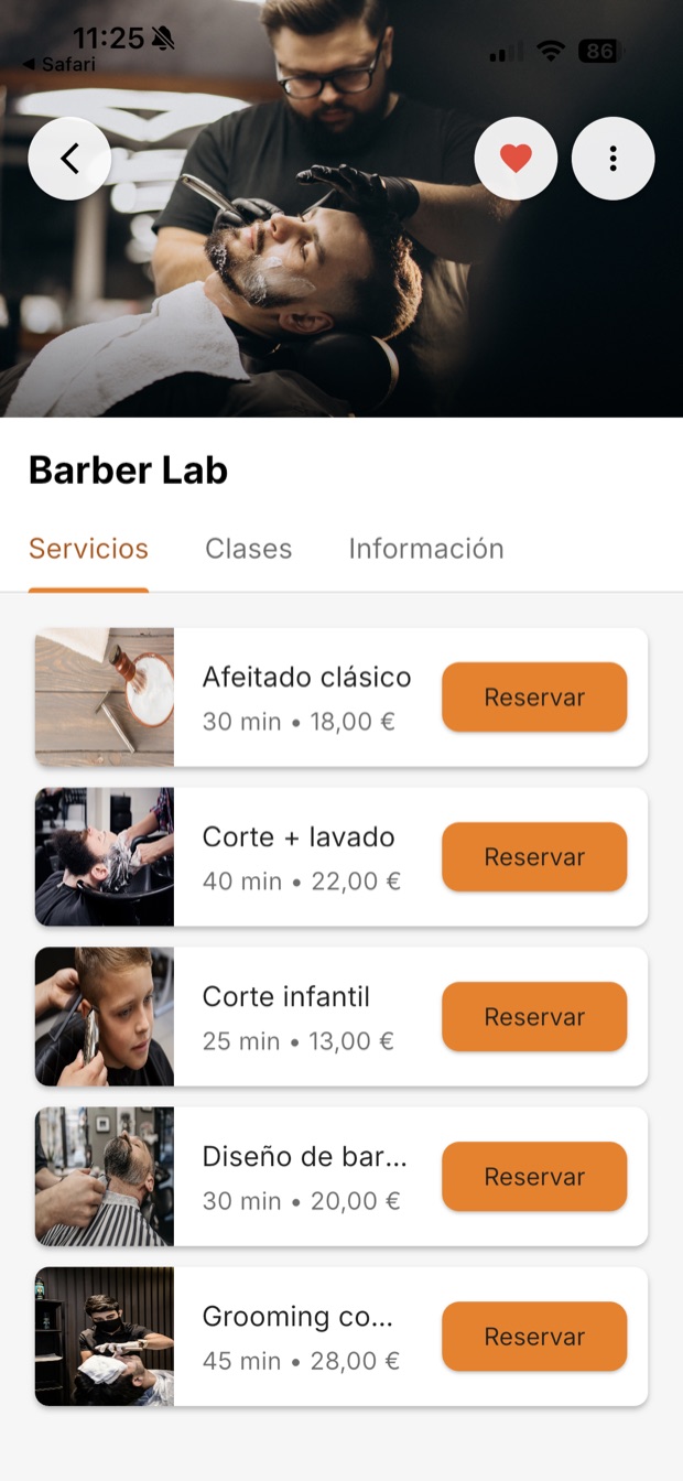 Un cliente reservando un servicio desde su móvil en Bookniapp